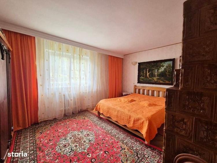 Casă cu 4 camere decomandat în Central