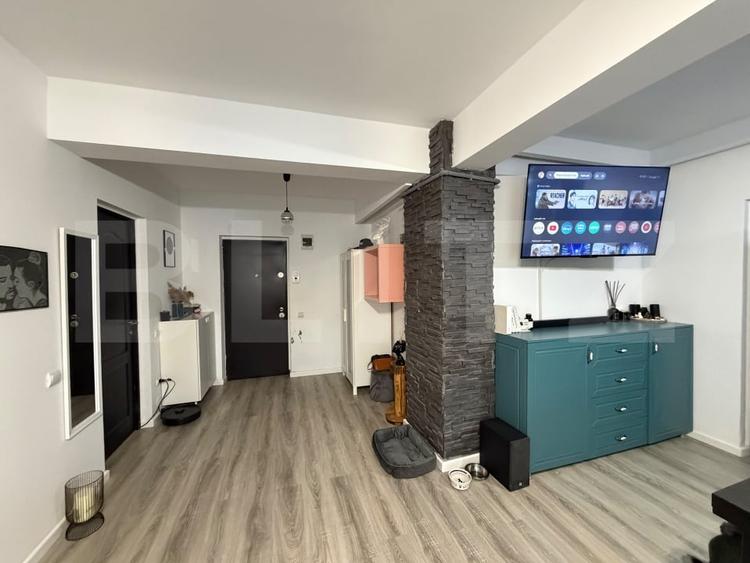 Apartament cu 3 camere semidecomandat, mobilat în Florești