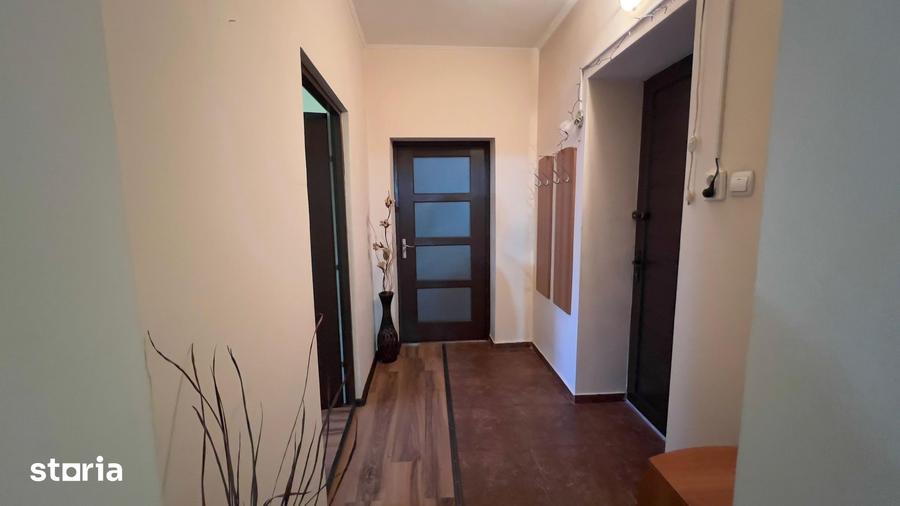 Apartament cu 3 camere decomandat în Petros