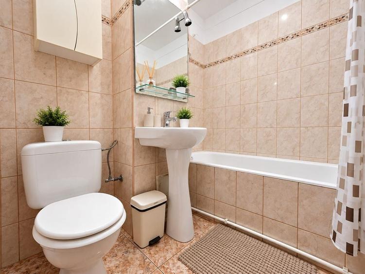 Apartament cu 3 camere decomandat, mobilat în Delfinariu