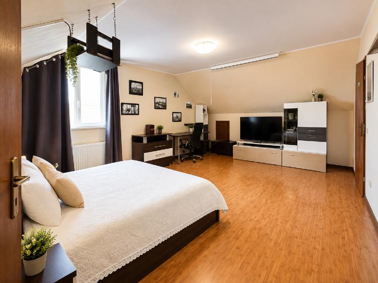 Casă individuală cu 6 camere cu Canalizare în Central