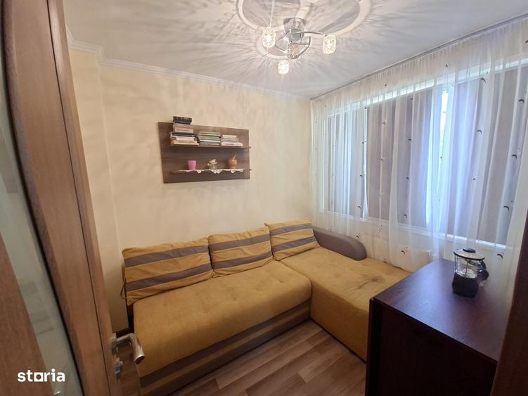 Apartament cu 3 camere decomandat în Botizului
