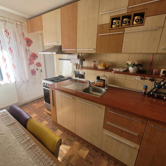 Apartament cu 4 camere semidecomandat în Griviței