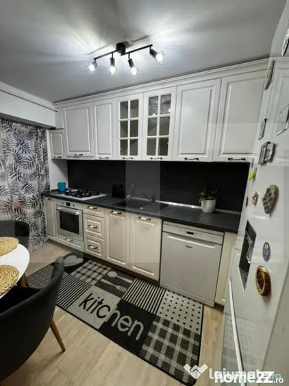 Apartament cu 4 camere decomandat, mobilat în Central