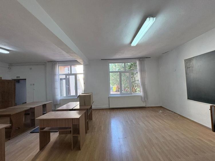 Casă individuală cu 10 camere cu Canalizare în Central