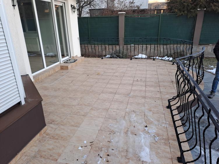 Casă individuală cu 8 camere cu Canalizare în Băneasa