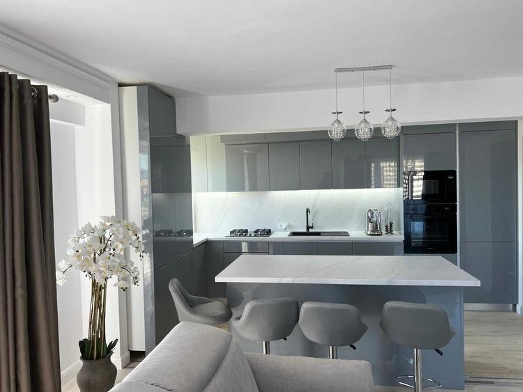 Apartament cu 3 camere decomandat în Sud
