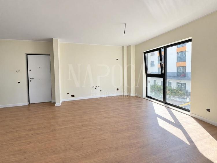 Apartament cu 3 camere semidecomandat în Între Lacuri