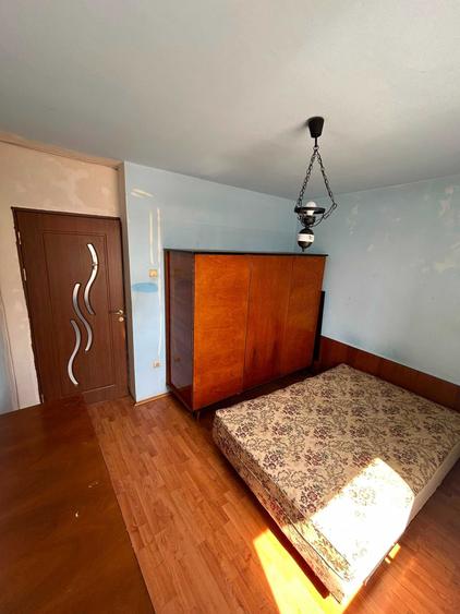 Apartament cu 4 camere decomandat în Teiu