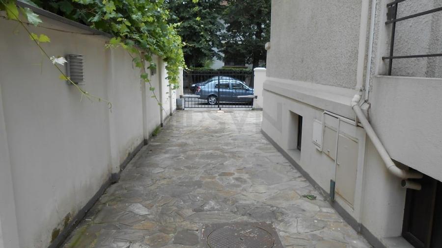 Apartament cu 5 camere decomandat în Capitale