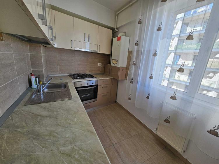 Apartament cu 3 camere semidecomandat în 13 Septembrie