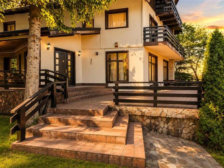 Casă individuală cu 7 camere cu Teren 800 Mp în Predeluț