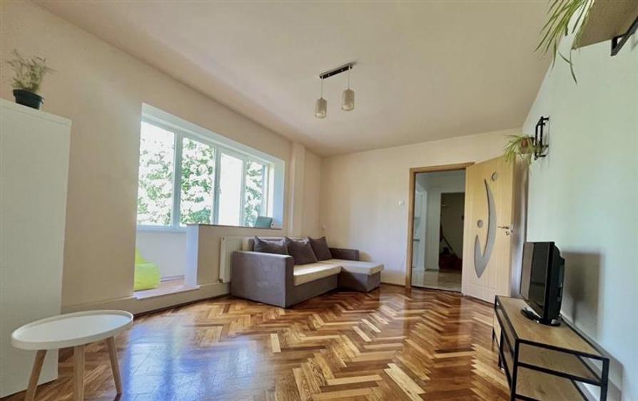 Apartament cu 3 camere semidecomandat, mobilat în Circumvalațiunii