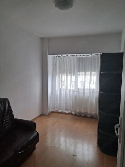 Apartament cu 3 camere decomandat în Milcov