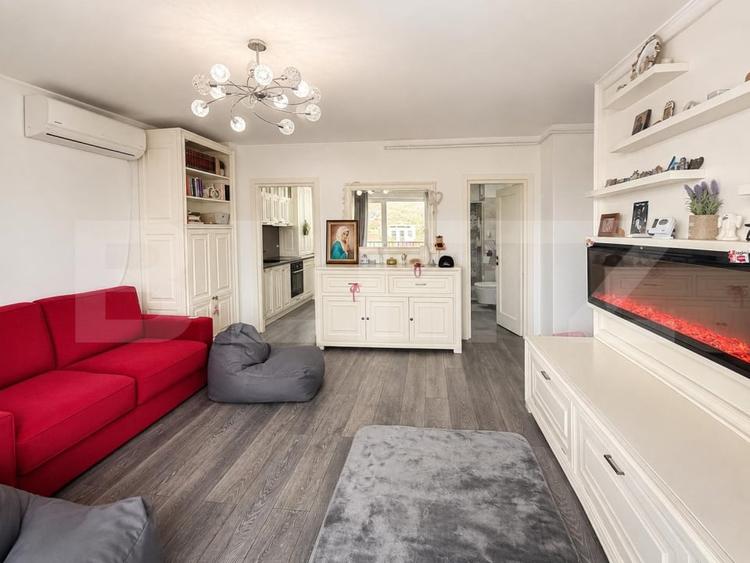 Apartament cu 3 camere semidecomandat, mobilat în Semicentral