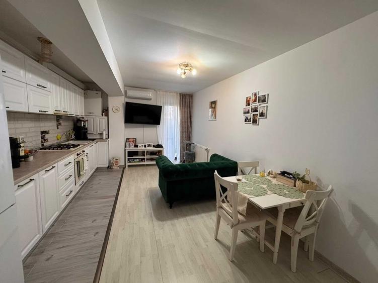 Apartament cu 3 camere semidecomandat în Rahova