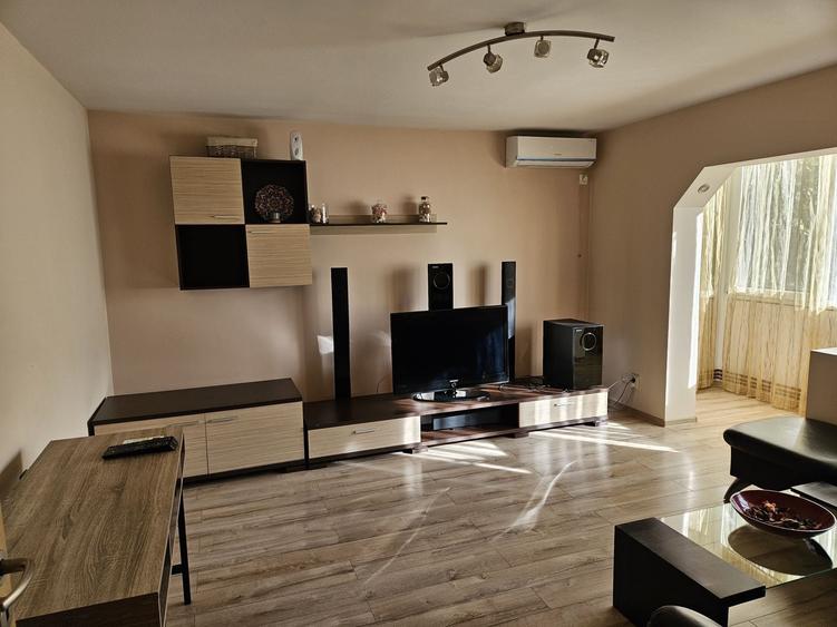 Apartament cu 3 camere decomandat în Miorița