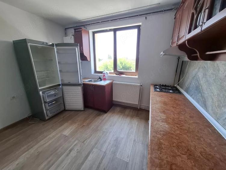 Apartament cu 4 camere semidecomandat în Pârneava