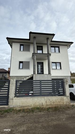 Casă cu 4 camere în Chinteni