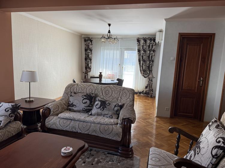 Apartament cu 3 camere decomandat, mobilat în Decebal