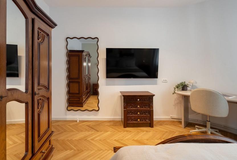 Apartament cu 4 camere, mobilat în P-ța Romană