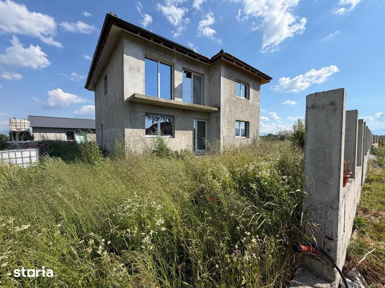 Casă cu 5 camere cu Teren 500 Mp în Stupini
