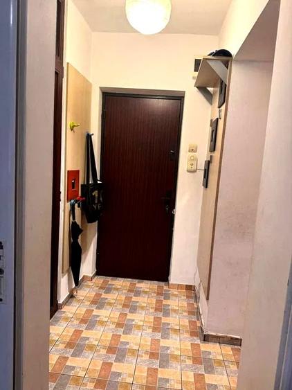 Apartament cu 3 camere semidecomandat, mobilat în Tineretului