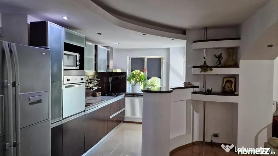 Apartament cu 3 camere decomandat în Drumul Sării