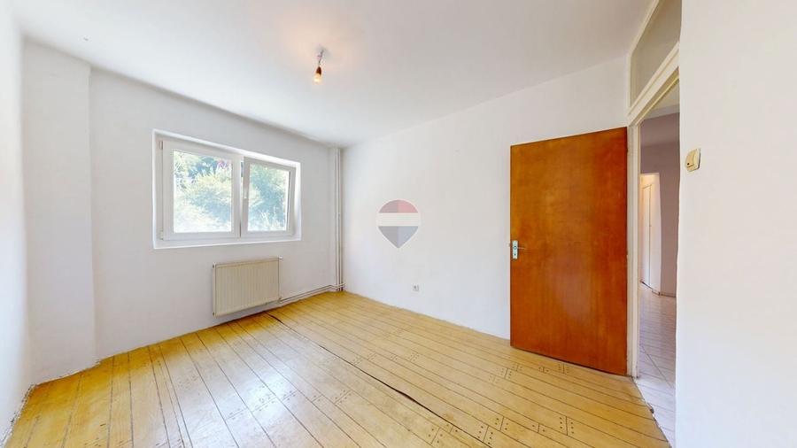Apartament cu 4 camere decomandat în Răcădău