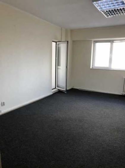 Apartament cu 3 camere semidecomandat, mobilat în P-ța Unirii