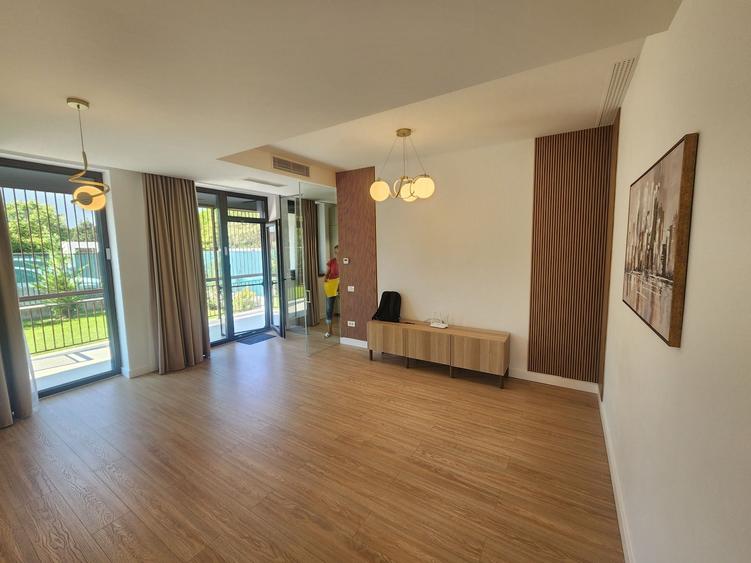 Apartament cu 3 camere semidecomandat în Dămăroaia