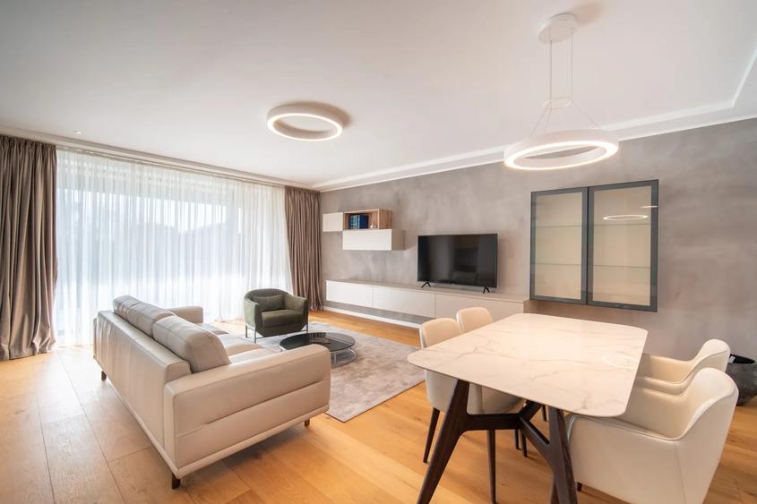 Penthouse cu 4 camere decomandat în Pipera