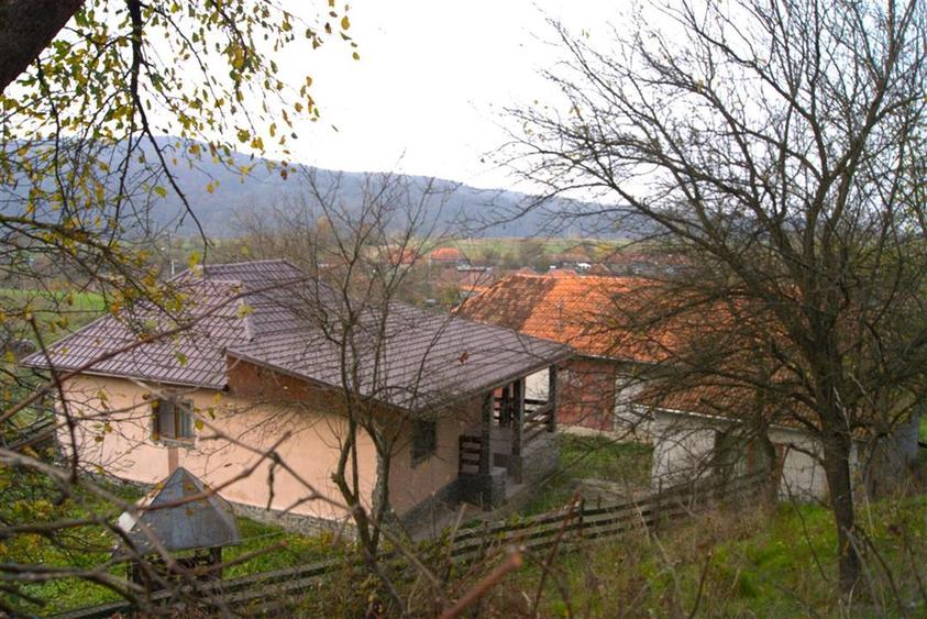 Casă individuală cu 3 camere cu Teren 1084 Mp în Vața de Jos