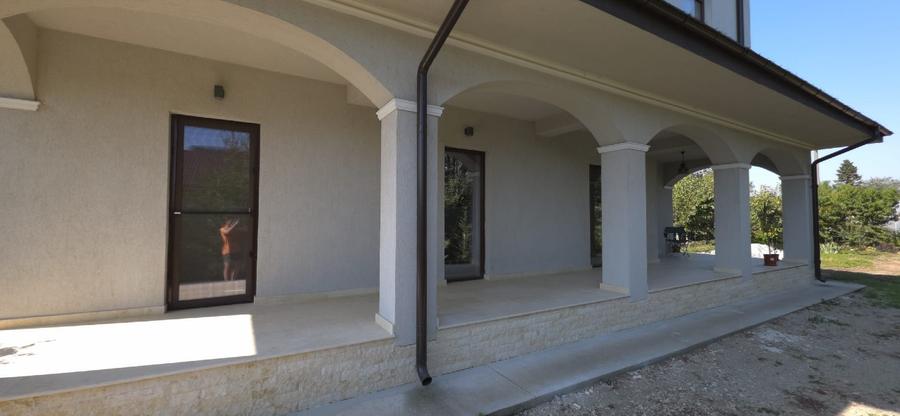 Casă individuală cu 4 camere cu Teren 1050 Mp în 1 Decembrie