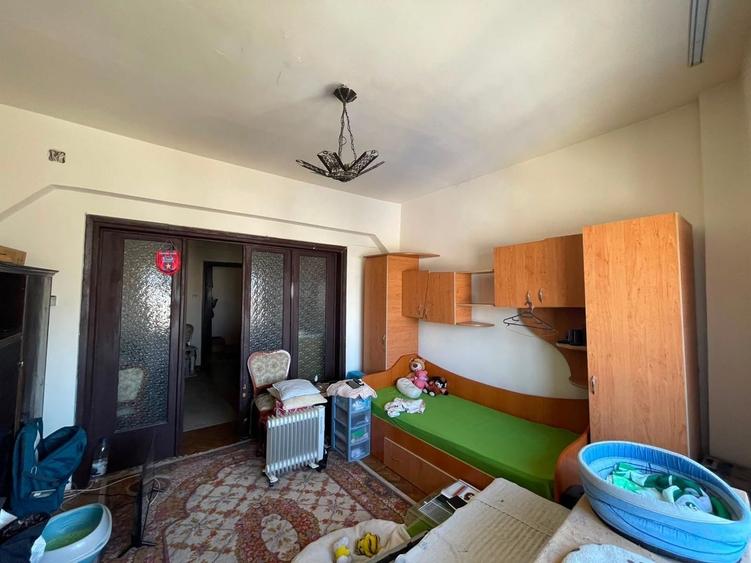 Apartament cu 4 camere circular, mobilat în Calea Victoriei