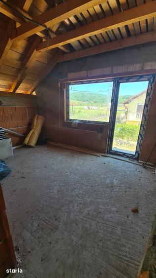 Casă cu 4 camere cu Teren 689 Mp în Valea Iașului