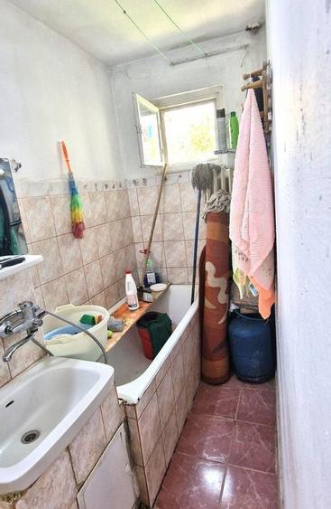 Apartament cu 3 camere semidecomandat în Km 4