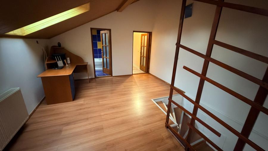 Casă cu 6 camere cu Teren 200 Mp în Calea Dumbrăvii