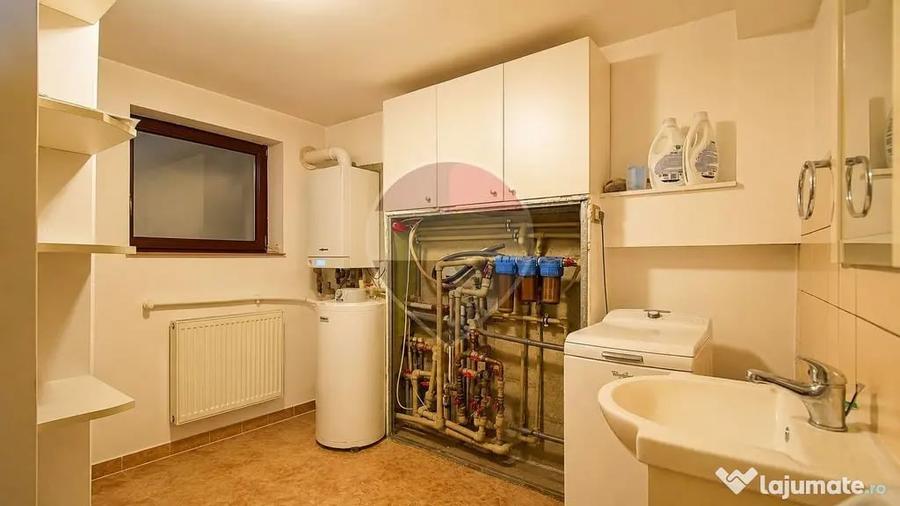 Casă cu 7 camere cu Teren 519 Mp în Cristian