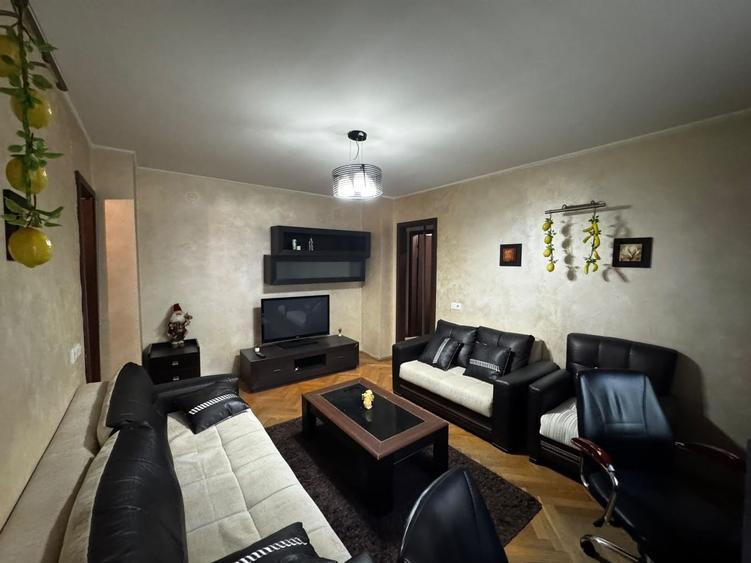 Apartament cu 3 camere semidecomandat, mobilat în Dacia