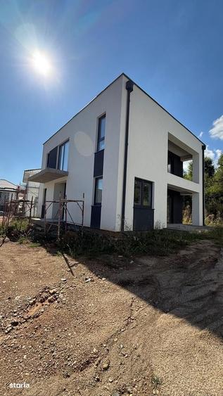 Casă cu 4 camere decomandat în Vlaha