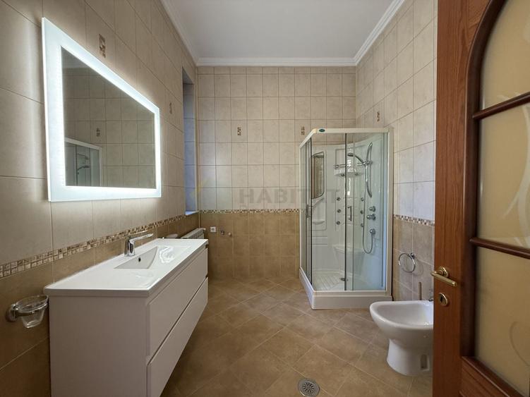 Casă individuală cu 9 camere cu Teren 1000 Mp în Central