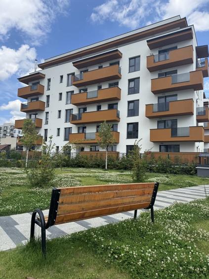 Apartament cu 3 camere semidecomandat, mobilat în Între Lacuri