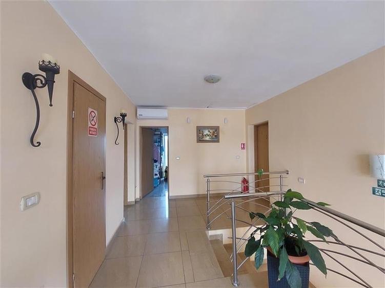Casă individuală cu 10 camere cu Canalizare în Poltur