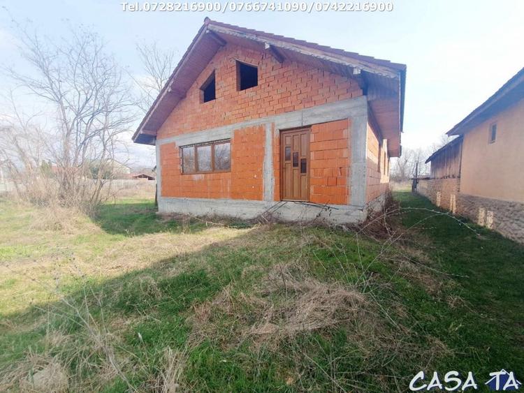 Casă individuală cu 4 camere cu Canalizare în Arcani