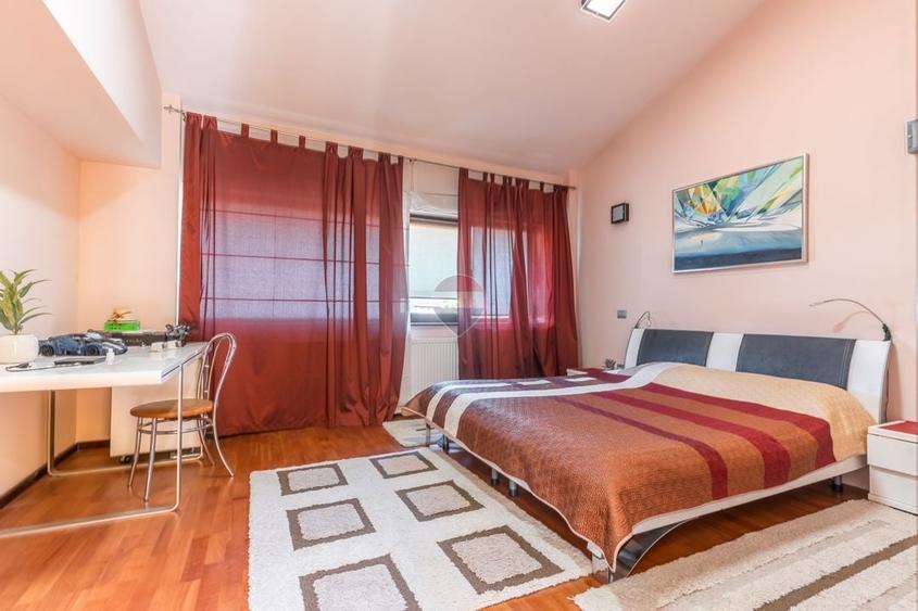 Casă individuală cu 7 camere cu Teren 1371 Mp în Nord-Est