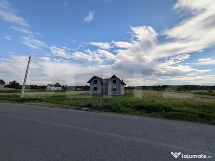 Casă cu 7 camere cu Teren 7500 Mp în Central