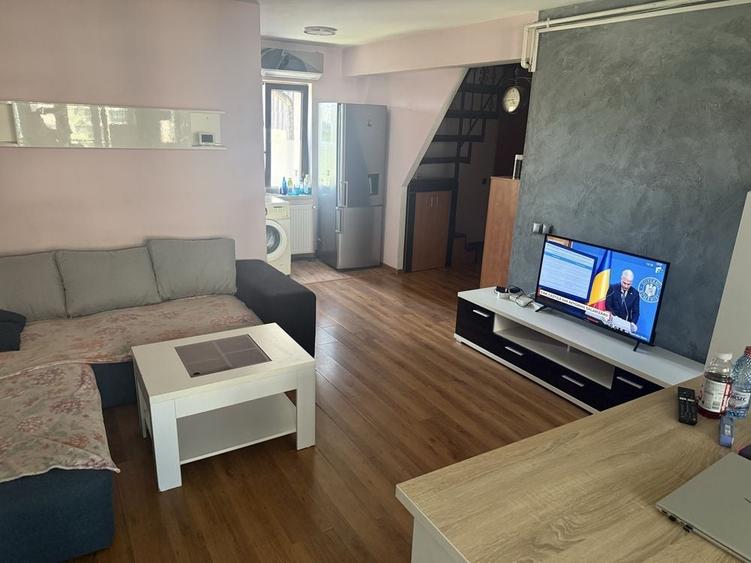 Apartament cu 3 camere decomandat în Roșu