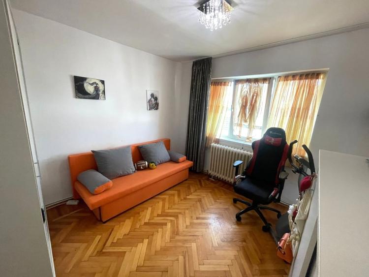 Apartament cu 3 camere, mobilat în Cetate