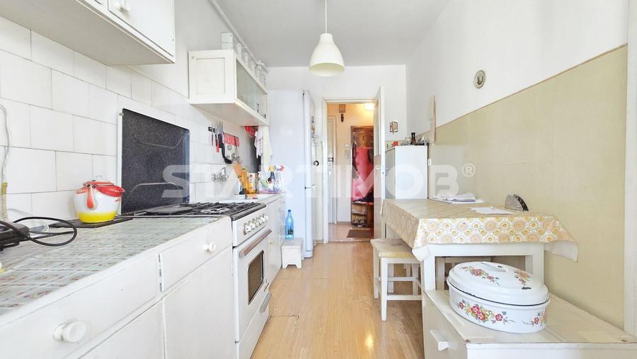 Apartament cu 3 camere decomandat în Calea București